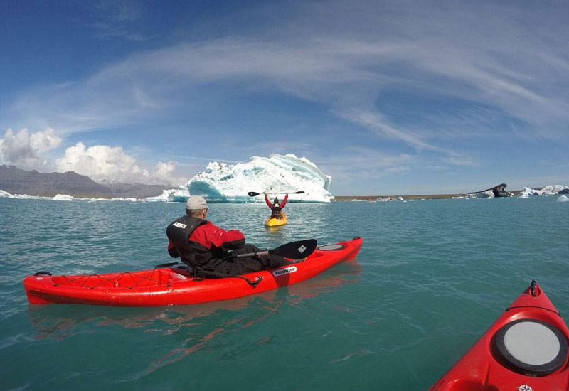 paddling bland isberg island