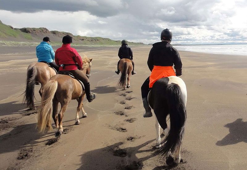 Ridtur med tölt på stranden