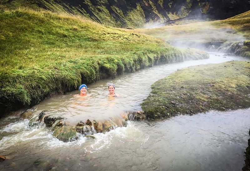 Geotermisk dal med varm flod