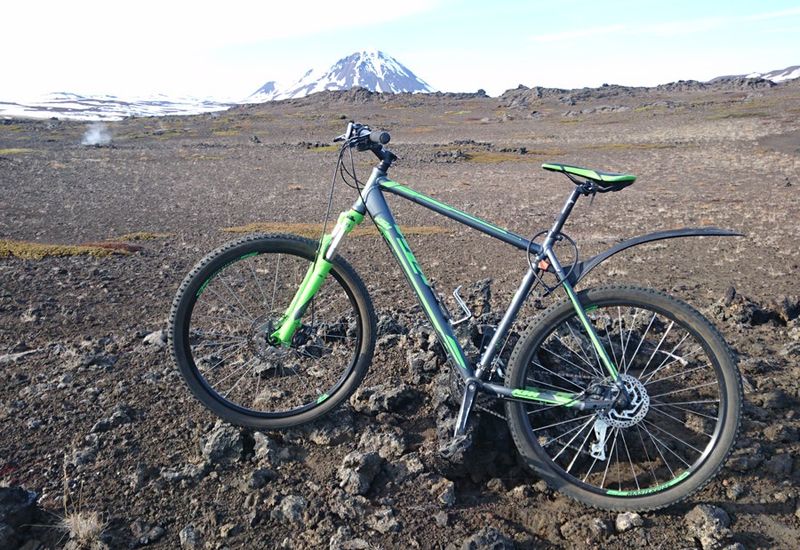 cykla i isländsk natur