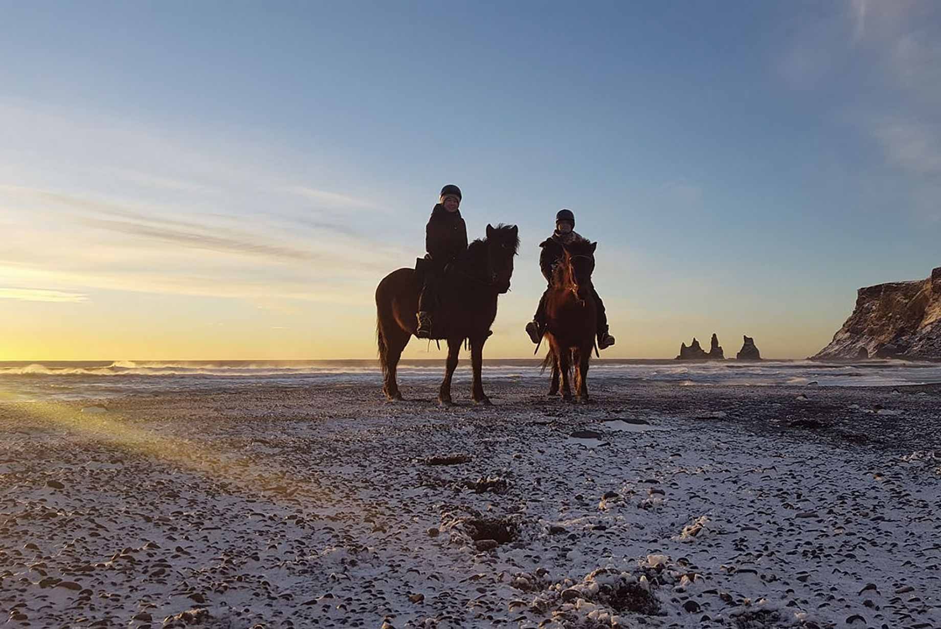 Ridning vid havet i Vík
