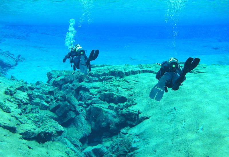 Dykning i sprickan Silfra