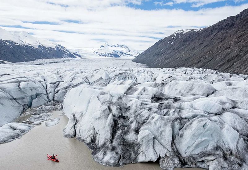 paddla bland isberg island