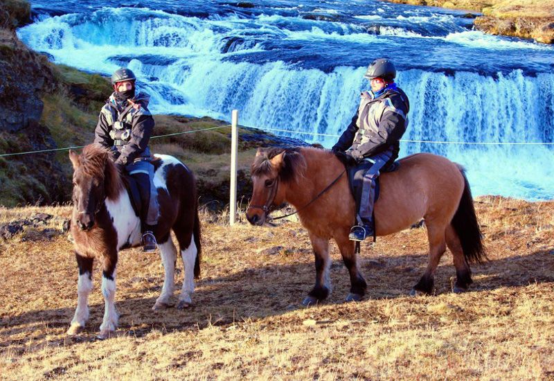 Ridtur med istappar och snö