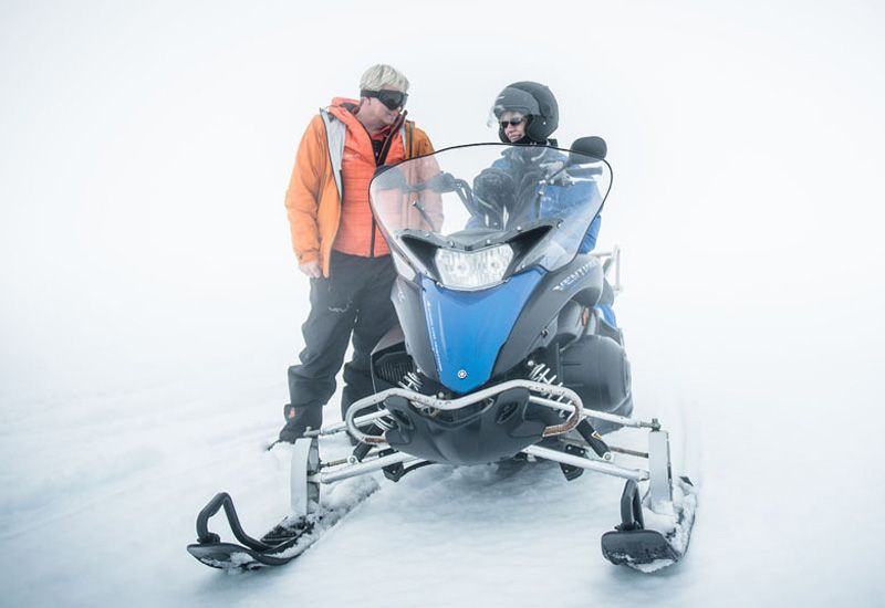 snöskoter med utsikt över vulkaner