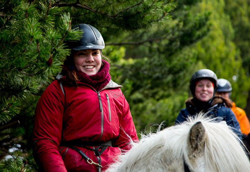 Hästridning på historiska stigar