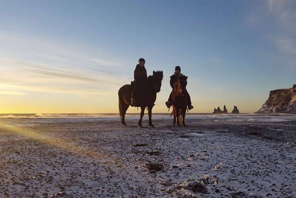 Ridning vid havet i Vík