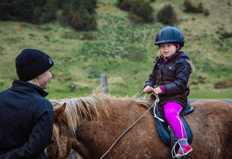Kort ridtur med barn i Island