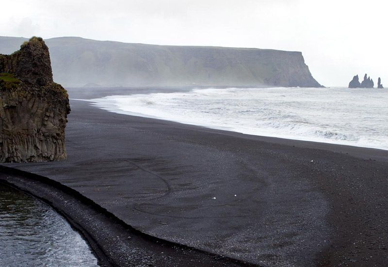 svart sandstrand island