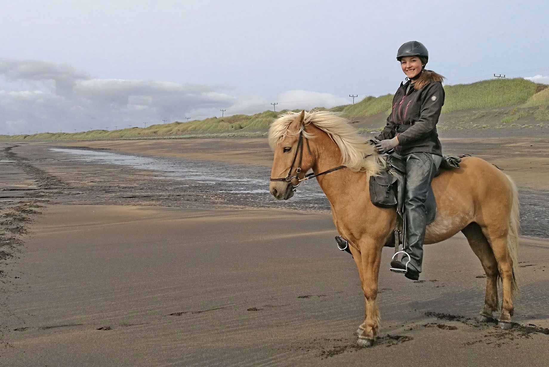Ridning på svart strand Island