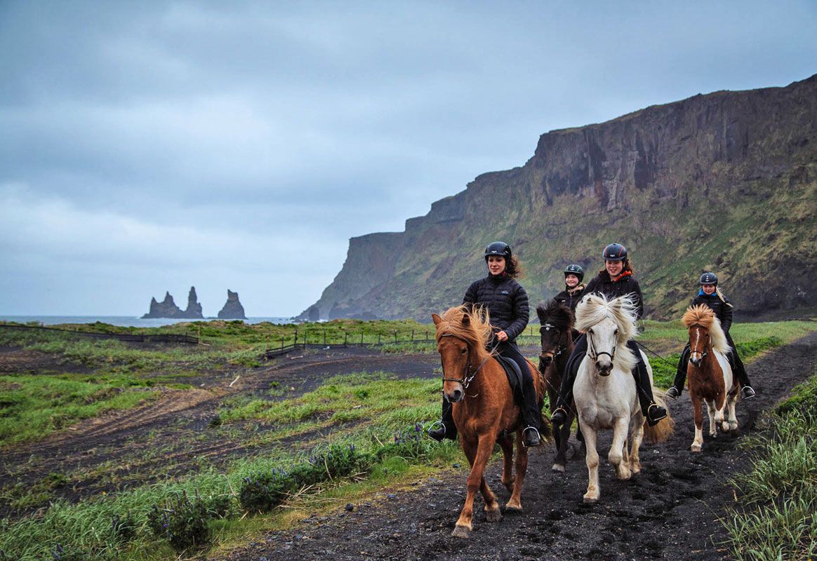 Black Beach ridtur Island