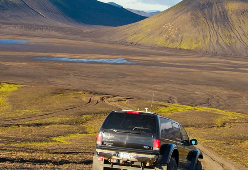 Island natur med superjeep
